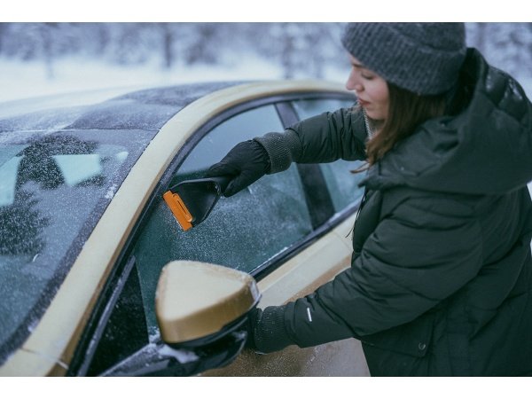 Fiskars Solid isskraber 10 x 5,8 x 26,4 cm. Billedet viser produktet forfra.