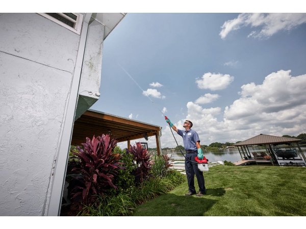 Milwaukee tank til kemisk sprøjte. Set fra siden.