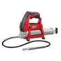 Milwaukee M12 GG-0 fedtpistol. Kraftfuld 12 V motor. Billedet viser produktet fra en skrå vinkel.