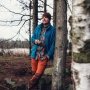 Ternet Pinewood Lumbo skjorte fudge/blue. Miljøbilledet viser produktet i outdoor miljø.