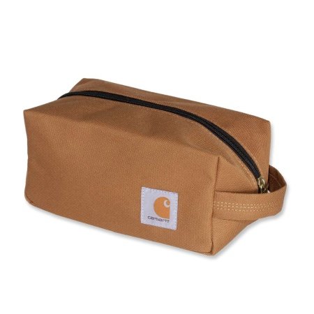 Carhartt travel kit toilettaske i brun og 100% polyester. Billedet viser toilettasken lukket. 