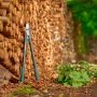 Gardena grensaks Energycut pro l. Miljøbilledet viser produktet stående.