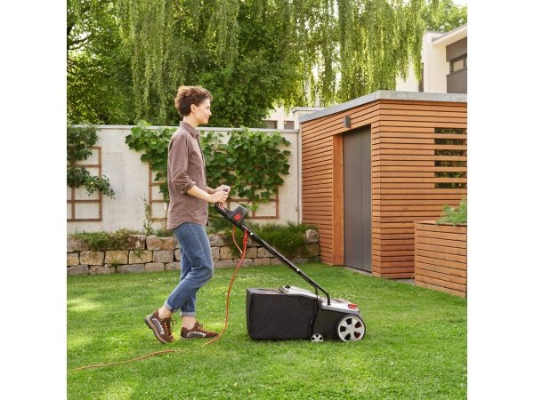 AL-KO 38.4 E vertikalskærer AL-KO 38.4 E vertikalskærer Combi Care. Perfekt til arbejdsarealer op til 800 m². Billedet viser produktet forfra.