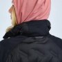 Pinewood Abisko Hybrid jakke til kvinder. Miljøbilledet viser produktets krave bagfra.