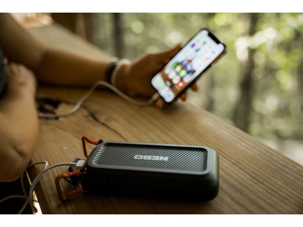 Nebo rambler 20K powerbank Nebo Rambler 20.000 mAh powerbank. Billedet viser produktet med hvid baggrund.