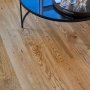 Timberman Slotsplank Eg Accen t13x190x1820 mm natur. Miljøbilledet viser produktet tæt på.
