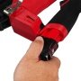 MILWAUKEE M12 FCN18GS-0X Stiftepistol. Sømlængde 16 - 38 mm. Billedet viser produktets funktioner med hvid baggrund.