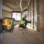 Dewalt USB-C Krydslinjelaser + 5 punkt, grøn laser. Miljøbilledet viser produktet i brug.
