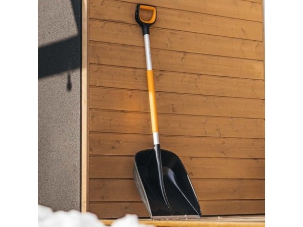 Fiskars sneskovl X-series