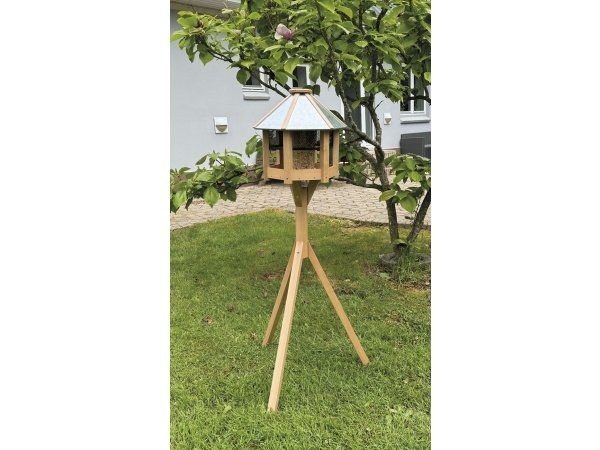 Ryom City fuglefoderhus er fremstillet i ubehandlet bøgetræ med tag af zink.