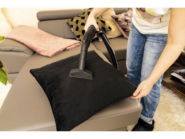 Scheppach tæpperenser Spray Vac 20 1600W. Billedet viser produktet og tilbehør.