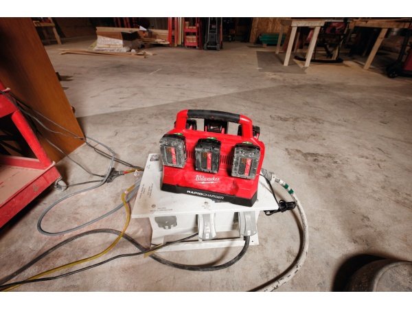 Milwaukee M18™ PACKOUT™ Turboladestation. Billedet viser produktet fra en skrå vinkel.