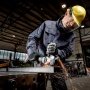 En person bruger en trådløs Metabo vinkelsliber til metalbearbejdning