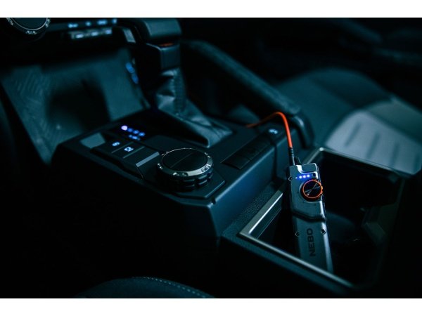 Nebo Edge 2K lommelygte Nebo Edge 2K lommelygte 2000 lumen genopladelig. Billedet viser produktet fra en skrå vinkel.