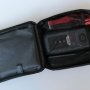 Kompakt og effektiv Bosch C10 12V biloplader med automatisk opladningskontrol, overophedningsbeskyttelse og IP65 vand- og støvafvisning.  Billedet viser transportkuffert åbnet.