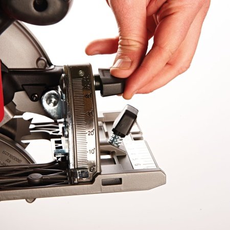 Milwaukee rundsav M18 CCS55-0 Milwaukee rundsav M18 CCS55-0. Leveres i plast emballage. Billedet viser produktet fra en skrå vinkel.