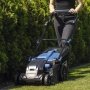 Scheppach plæneklipper BC-MP430-X SET XL2, 43 cm 5911415400, m/lader og 2 batterier. Miljøbilledet viser produktet i brug.