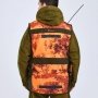 Pinewood Furudal Hunter Pro 2.0 Camou vest i orange. Miljøbilledet viser produktet bagfra.
