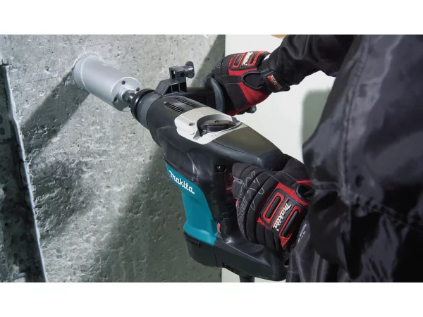 Makita bore-/mejselhammer 850W&nbsp;HR3200C. Produktet ses fra siden.