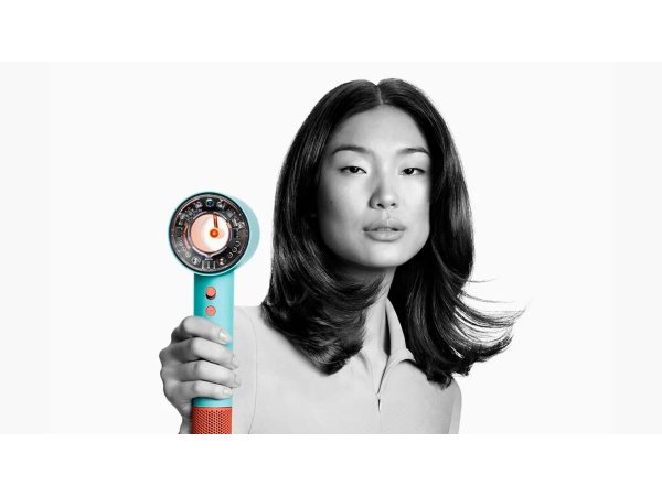 Dyson Supersonic Nural patina/topaz Dyson Supersonic Nural patina/topaz hårtørrer. Billedet viser produkt og tilbehør.