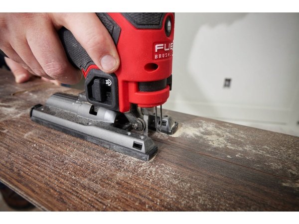Milwaukee M12 FUEL stiksav. Billedet viser produktet forfra.