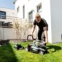 En person pakker sin Metabo Akku Plæneklipper RM 36-18 sammen.