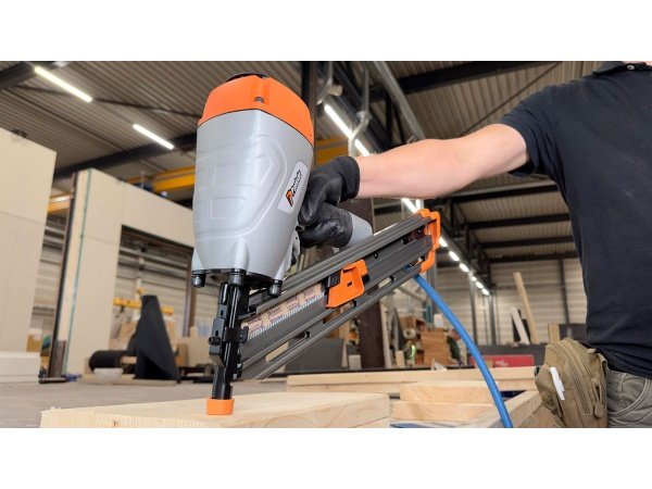 Paslode PFS100 sømpistol. Produkt vises fra siden