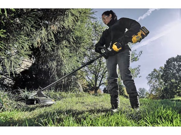 Dewalt græstrimmer DCMAS5713X1-QW Dewalt græstrimmer DCMAS5713X1-QW. Med en 54 V motor og et 9,0 Ah batteri. Billedet viser produktet med hvid baggrund.