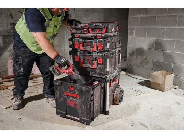 Milwaukee PACKOUT trolley skuffemodul med en volume på 57 liter. Billedet viser produktet med hvid baggrund.