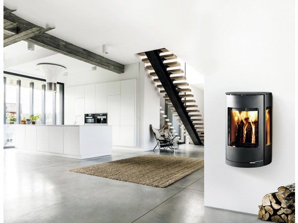 Effektiv væghængt brændeovn med air funktion