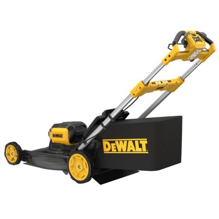 Dewalt DCMWSP660N-XJ plæneklipper. Billedet viser produktet fra en skrå vinkel.