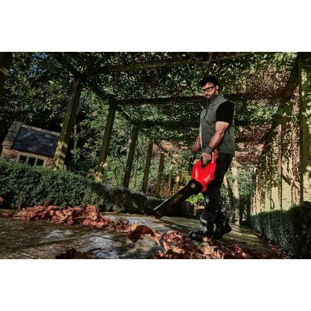 Milwaukee M18 FUEL™ Løvblæser Fjern affald med denne kraftfulde Milwaukee M18 FUEL™ Løvblæser. Oplev op til 14,2 m³/min luftvolumen ved 193 km/t, hurtig opstart og variabel hastighedslås. Billede viser hele produktet.