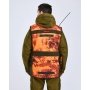 Pinewood Furudal Hunter Pro 2.0 Camou vest i orange. Miljøbilledet viser produktet bagfra.