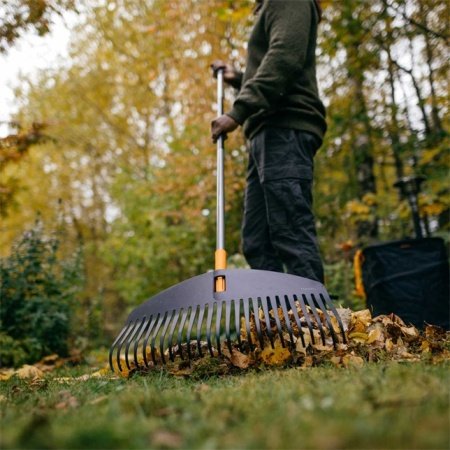 Fiskars løvrive lige skaft Fiskars Ergonomic løvrive med lige skaft 52x6x174cm. Billedet viser produktet forfra.
