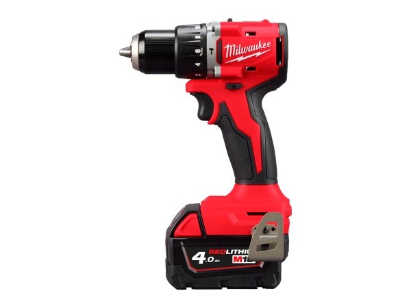 Milwaukee M18 BLPDRC-422C slagboremaskine Milwaukee M18 BLPDRC-422C slagboremaskine, en kompakt og kraftfuld kulfri løsning med 145 mm længde til nem adgang i snævre områder. Billedet viser produktet forfra som png med hvid baggrund-