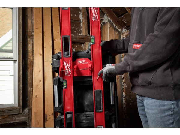 Milwaukee PACKOUT lang værktøjsholder. Billedet viser to-delt design med hvid baggrund.