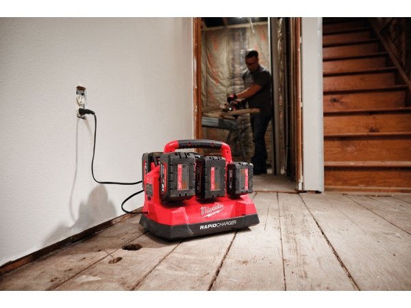 Milwaukee M18™ PACKOUT™ Turboladestation. Billedet viser produktet fra en skrå vinkel.