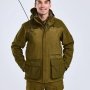 Pinewood Furudal Expert 2L Hunting jakke. Miljøbilledet viser produktet forfra.