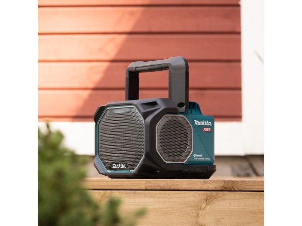 Makita bluetooth højttaler 40V med høj lydstyrke og kraftig bas. Billedet viser produktet forfra.