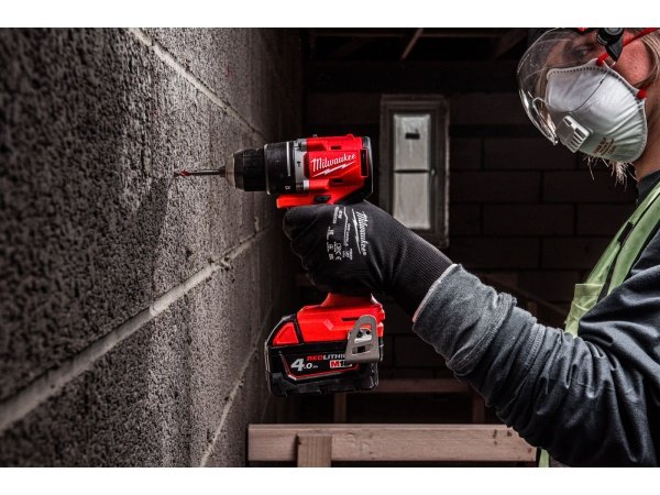 Milwaukee M18 BLPDRC-422C slagboremaskine Milwaukee M18 BLPDRC-422C slagboremaskine, en kompakt og kraftfuld kulfri løsning med 145 mm længde til nem adgang i snævre områder. Billedet viser produktet forfra som png med hvid baggrund-