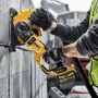 Dewalt akku vinkelsliber. Miljøbillede af produkt med model 