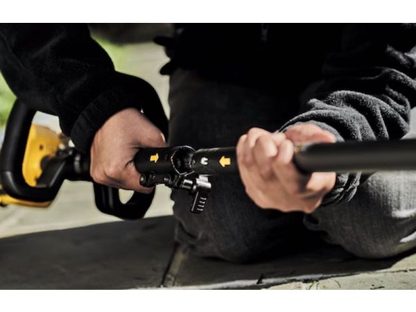 Dewalt græstrimmer DCMAS5713X1-QW Dewalt græstrimmer DCMAS5713X1-QW. Med en 54 V motor og et 9,0 Ah batteri. Billedet viser produktet med hvid baggrund.