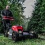 Milwaukee M18 FUEL™ 53 cm selvkørende plæneklipper. Miljøbilledet viser produktet i brug.