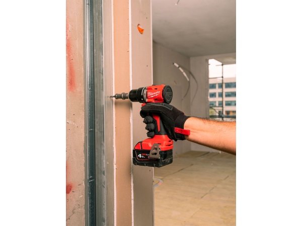 Milwaukee M18 BLPDRC-422C slagboremaskine Milwaukee M18 BLPDRC-422C slagboremaskine, en kompakt og kraftfuld kulfri løsning med 145 mm længde til nem adgang i snævre områder. Billedet viser produktet forfra som png med hvid baggrund-