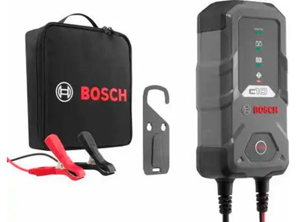 BOSCH Lader C10 - 12V Kompakt og effektiv Bosch C10 12V biloplader med automatisk opladningskontrol, overophedningsbeskyttelse og IP65 vand- og støvafvisning. Billedet viser hele produktet.