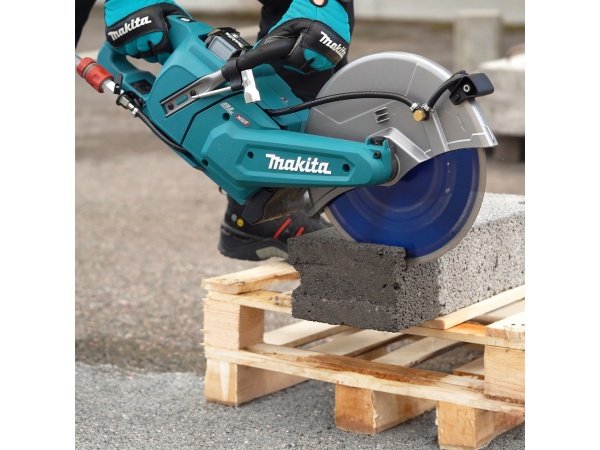 Makita kapsav 40V XGT Makita kapsav 40V XGTCE004GZ u/akku & lader. Billedet viser produktet fra en skrå vinkel.