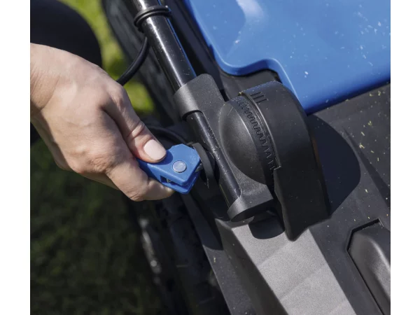 Scheppach plæneklipper BC-MP430-X SET XL2, 43 cm 5911415400, m/lader og to batterier. Billedet viser produkt.