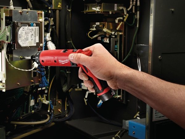 Milwaukee skruemaskine, produkt set fra siden 1