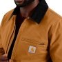 Carhartt Duck Detroit Jacket Men er en slidstærk jakke i bomuldskanvas med let for. Afslappet pasform, tre frontlommer med lynlås, inderlommer, og læg ved skuldrene for øget bevægelsesfrihed. Perfekt til forår og efterår. Billedet viser produktet tæt på.