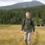 Pinewood Abisko skjorte 5122. Miljøbilledet viser produktet på model gående.